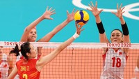 Zehra Gunes tampil membela negaranya di Olimpide Tokyo. Dia tampak mencoba untuk memblok bola Ting Zhu dari China. 