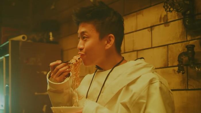 5 Selebriti Dunia Promosikan Indomie, Rich Brian hingga Cha Eun Woo