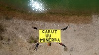 Aksi tersebut digelar untuk mendukung Hak Uji Materil Undang-undang Mineral dan Batubara (UU-Minerba) ke Mahkamah Konstitusi.