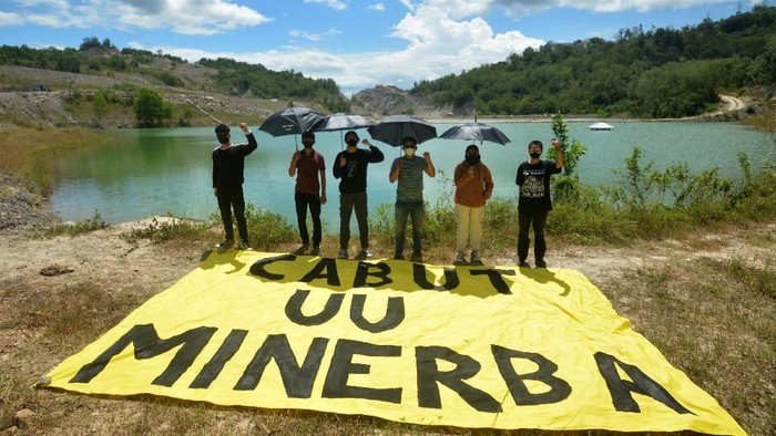 Aksi Cabut UU Minerba di Tambang Batubara Sejumlah pengabdi bantuan hukum (PBH) LBH Padang, melakukan aksi guna menuntut pencabutan UU Minerba di kawasan lubang tambang batubara di Talawi, Sawahlunto, Sumatera Barat, Kamis (29/7/2021). Aksi tersebut digelar untuk mendukung Hak Uji Materil Undang-undang Mineral dan Batubara (UU-Minerba) ke Mahkamah Konstitusi yang dilakukan YLBHI, Jatam, LBH Bandung, LBH Padang, warga Banyuwangi dan warga Bangka Belitung, agar undang-undang tersebut dicabut karena dinilai sangat berdampak buruk terhadap lingkungan. ANTARA FOTO/Iggoy el Fitra/aww.
