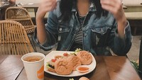 Burger yang disantapnya kali ini bukan junk food. Ia melahap burger vegetarian yang seluruh bahannya terbuat dari sumber nabati. Yummy! Foto: instagram @amindanac