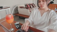 Gadis yang akrab disapa Aminda ini baru saja meluncurkan lagu baru berjudul Tiada Cinta Selain Kamu atau disingkat TCSK. Kali ini Aminda memilih segelas minuman segar yang tak lain adalah jus buah. Foto: instagram @amindanac