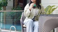 Ngopi dulu kata Aminda. Ia memilih segelas es Americano sebagai teman dudu santainya. Siang-siang minum es kopi memang paling pas.  Foto: instagram @amindanac