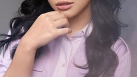 Amindana Chinika heboh setelah aksinya memegang kertas bertuliskan minta suara untuk 28 Juli. Sederet artis mulai dari Raffi Ahmad, Tyas Mirasih, Vicky Prasetyo, Gading Marten, Dul Jaelani hingga Rachel Venya ikut dalam aksi ini. Foto: instagram @amindanac