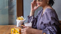 Gadis yang akrab disapa Aminda ini merupakan penyayi muda yang mengawali karir sejak 2020. Aminda masih berusia belia, namun ia sangat memperhatikan pola makanya. Ia hanya menyantap makanan sehat.  Foto: instagram @amindanac