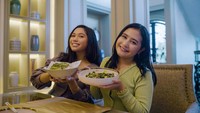  Dara kelahiran 17 Juni 2002 ini memulai debutnya melalui single Dua Centang Biru. Meskipun namanya belum terlalu populer tapi ia dikenal dekat dengan kalangan artis, termasuk Prilly Latuconsina. Lihat saja aksi makan barengnya yang tampak seru.  Foto: instagram @amindanac