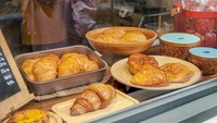 Jajaran pastry empuk ini menggoda Aminda. Ia hanya bisa memandangnya dari depan etalase. Kira-kira akan dibeli nggak ya pastrynya?  Foto: instagram @amindanac