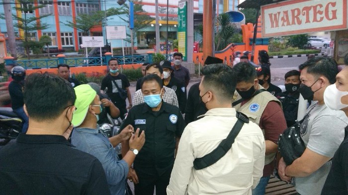 Anggota LSM geruduk salah satu apotek di Cilegon, Banten
