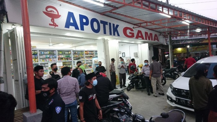 Anggota LSM geruduk salah satu apotek di Cilegon, Banten