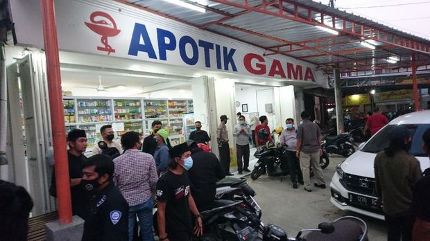 Anggota LSM geruduk salah satu apotek di Cilegon, Banten