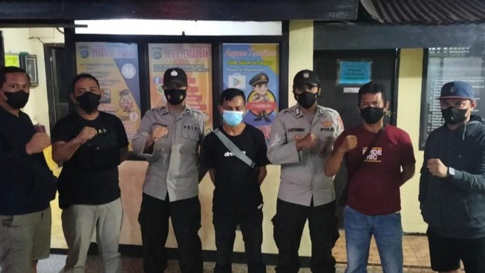 Aparat kepolisian resor Baubau mengamankan terduga pelaku pembuat surat vaksin palsu bagi penumpang kapal laut, di Baubau.