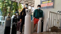 Terhitung sejak Kamis (8/7) lalu, aksi para pemuda ini telah menyalurkan 2.100 kubik oksigen ke warga. Bantuan tabung oksigen ditujukan bagi warga yang isolasi mandiri di rumahnya masing-masing, maupun warga yang sakit dan membutuhkan oksigen.
