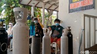 Setiap hari sekitar pukul 11.00 WIB sudah terlihat antrean warga yang ingin isi ulang oksigen. Mereka rata-rata membawa tabung oksigen berukuran satu meter kubik, satu orang membawa sekitar satu sampai tiga tabung.