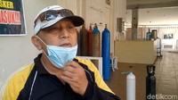 Salah satunya, Khozin (52), warga Denasri, Kabupaten Batang, yang mengaku sudah beberapa kali datang ke lokasi. Setiap datang ia membawa dua tabung oksigen ukuran 1 meter kubik.