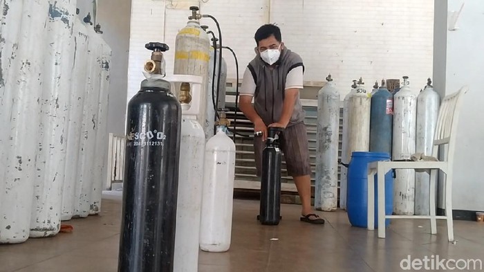 Aksi sosial para pemuda di Kota Pekalongan, Jawa Tengah, ini patut diacungi jempol. Mereka menyediakan isi ulang oksigen dengan cuma-cuma alias gratis.