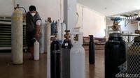 Para pemuda yang tergabung dalam Gerakan Pemuda Amanah (Gema) dan Dapur Peduli ini juga meminjamkan tabung oksigen berukuran 1 meter kubik. Para warga yang datang mengantre isi ulang oksigen ini pun tak hanya dari Pekalongan tapi juga dari Batang, Kendal, Kabupaten Pekalongan dan Pemalang.