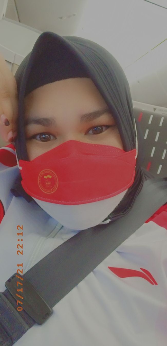 Nurul juga mencetak sejarah tersendiri untuk Aceh karena dia terpilih sebagai atlet yang membawa bendera Merah Putih saat upacara pembukaan Olimpiade Tokyo 2020. Dia pun mengaku sangat senang bisa mendapatkan kesempatan tersebut. Foto: Dok. pribadi Nurul Akmal.