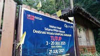 Di Sumedang bahkan lebih ekstrem. Pengelola tempat wisata Bukit Karuhun malah mengibarkan bendera kuning tanda kematian. Ketua PHRI Kabupaten Sumedang Nana Mulyana menyatakan keprihatanannya. Kebijakan PPKM yang terus berlanjut akan mengancam kematian sektor pariwisata di Kabupaten Sumedang. (Nur Azis/detikcom)