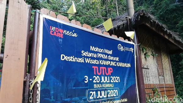 Di Sumedang bahkan lebih ekstrem. Pengelola tempat wisata Bukit Karuhun malah mengibarkan bendera kuning tanda kematian. Ketua PHRI Kabupaten Sumedang Nana Mulyana menyatakan keprihatanannya. Kebijakan PPKM yang terus berlanjut akan mengancam kematian sektor pariwisata di Kabupaten Sumedang. (Nur Azis/detikcom) Di Sumedang bahkan lebih ekstrem. Pengelola tempat wisata Bukit Karuhun malah mengibarkan bendera kuning tanda kematian. Ketua PHRI Kabupaten Sumedang Nana Mulyana menyatakan keprihatanannya. Kebijakan PPKM yang terus berlanjut akan mengancam kematian sektor pariwisata di Kabupaten Sumedang. (Nur Azis/detikcom)