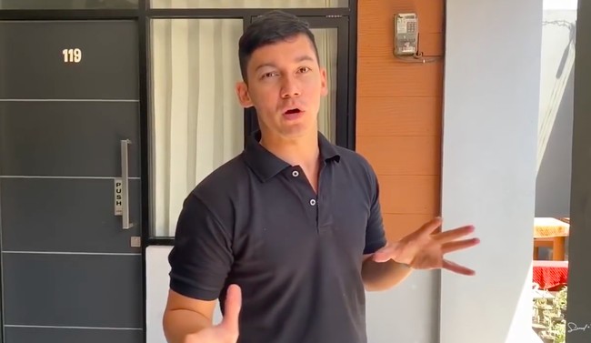 Sekitar tiga tahun lalu, Samuel Zylgwyn mencoba peruntungannya di bisnis kosan. Daerah dekat Universitas Telkom di Bandung menjadi lokasi pilihannya. (Foto: YouTube/Samuel Franda VLOG)