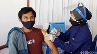 Sementara itu salah seorang pedagang peserta vaksin, Narti, mengaku senang telah mendapatkan vaksin COVID. Dia berharap dengan telah divaksin tidak mudah terpapar virus Corona. Melakukan kegiatan di pasar juga lebih tenang, namun tetap waspada dan selalu mentaati protokol kesehatan.