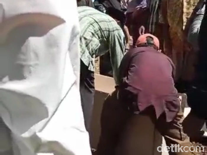 buka paksa peti jenazah covid