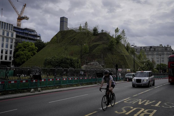 Bukit Buatan Setinggi 25 Meter Jadi Destinasi Baru di London Bukit Buatan Setinggi 25 Meter Jadi Destinasi Baru di London, tapi Kena Hujat Pengunjung