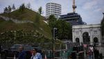 Foto Bukit Hijau di London yang Kena Hujat Pengunjung
