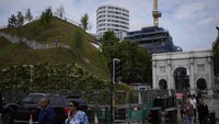 Sayang, baru dibuka minggu ini, tapi banyak pengunjung yang kecewa. Mereka bilang Marble Arch Mound hanya tumpukan puing yang belum selesai. (Matt Dunham/AP)