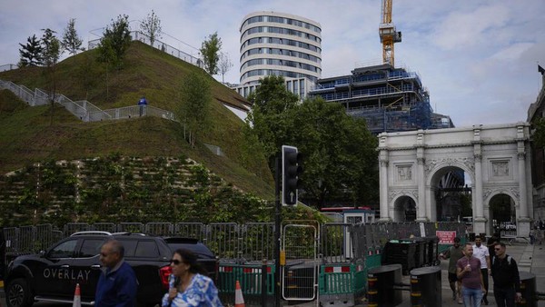 Sayang, baru dibuka minggu ini, tapi banyak pengunjung yang kecewa. Mereka bilang Marble Arch Mound hanya tumpukan puing yang belum selesai. (Matt Dunham/AP) Sayang, baru dibuka minggu ini, tapi banyak pengunjung yang kecewa. Mereka bilang Marble Arch Mound hanya tumpukan puing yang belum selesai. (Matt Dunham/AP)