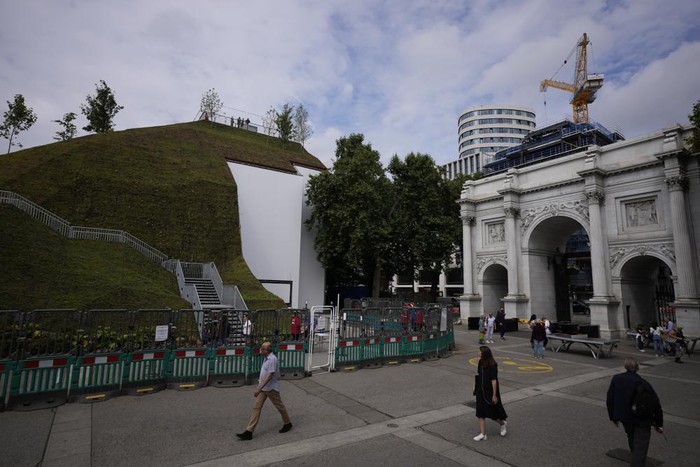 Bukit Buatan Setinggi 25 Meter Jadi Destinasi Baru di London, tapi Kena Hujat Pengunjung