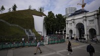 Objek wisata yang belum satu tahun di London ini, Marble Arch Mound ditutup mulai 9 Januari 2022. Hal ini dikarenakan dari awal popularitas destinasi ini telah menuai hujatan dan diejek masa di media sosial.