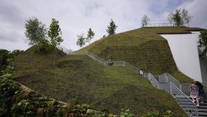 Foto Bukit Hijau di London yang Kena Hujat Pengunjung