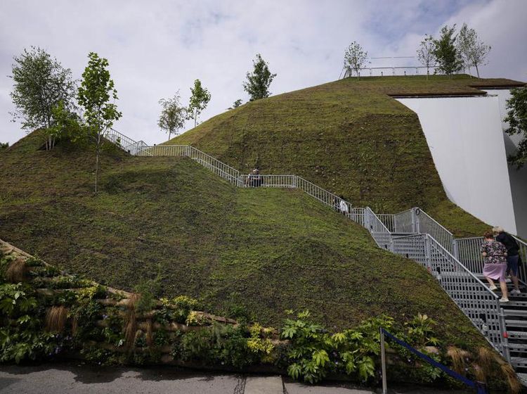 Foto Bukit Hijau di London yang Kena Hujat Pengunjung