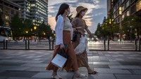 Salah satu pemilik toko oleh-oleh yang dulunya beroperasi di sana, Yoshihisa Omae menuturkan ia sampai harus pindah ke daerah Hiro-o dekat Shibuya karena tempat itu sepi. Karena pandemi, Omae kehilangan kesempatan untuk menonton dan meraup keuntungan dari upacara pembukaan Olimpiade Tokyo 2020. Yuichi Yamazaki/Getty Images.