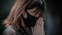 Menurut salah satu pedagang di tempat destinasi wisata Jepang. Harusnya perhelatan Olimpiade Tokyo ini akan menjadi tempat mencari keuntungan dengan datangnya banyak turis dan atlet mancanegara tetapi hal itu tidak bisa dilakukan karena peraturan yang ketat. Carl Court/Getty Images.