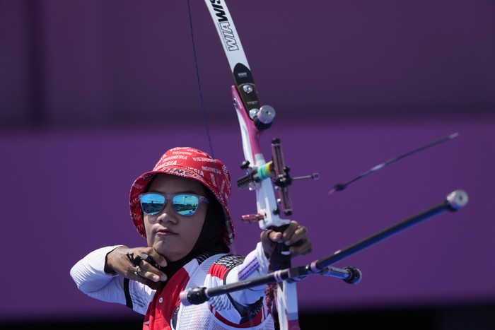 Indonesias Diananda Choirunisa releases her arrow during the individual eliminations at the 2020 Summer Olympics, Thursday, July 29, 2021, in Tokyo, Japan. (AP Photo/Alessandra Tarantino)