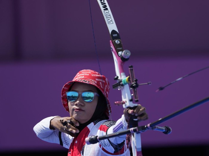 Indonesias Diananda Choirunisa releases her arrow during the individual eliminations at the 2020 Summer Olympics, Thursday, July 29, 2021, in Tokyo, Japan. (AP Photo/Alessandra Tarantino)