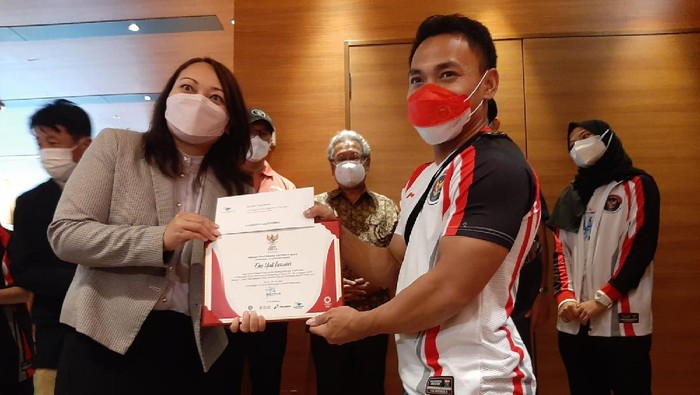 Eko Yuli Irawan menerima ganjaran atas prestasi di Olimpiade Tokyo 2020.