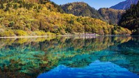 Walau berair jernih, pengunjung dilarang menyentuh permukaan danau dan berenang di sini.