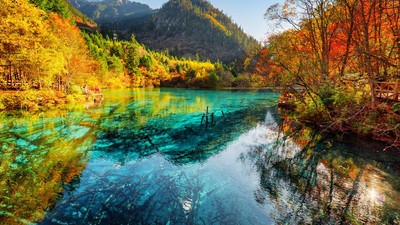 Memukau... Penampakan Danau Berair Jernih tapi Dilarang Disentuh di China