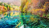 Lihatlah betapa indah nuansa pemandangan yang mengelilingi danau cantik ini.