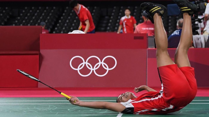 GREGORIA MARISKA KALAH Pebulutangkis tunggal putri Indonesia Gregoria Mariska Tunjung terjatuh usai gagal mengejar kok dari tunggal putri Thailand Ratchanok Intanon dalam perempat final Olimpiade Tokyo 2020 di Musashino Forest Sport Plaza, Tokyo, Jepang, Kamis (29/7/2021). Gregoria gagal melaju ke perempat final setelah kalah 12-21, 19-21 dari Ratchanok Intanon ANTARA FOTO/Sigid Kurniawan/aww.