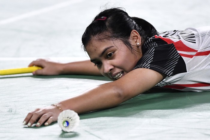 Tunggal putri Indonesia Gregoria Mariska Tunjung tersungkur saat gagal mengejar kok dari tunggal putri Belgia Lianne Tan dalam penyisihan Grup M Olimpiade Tokyo 2020 di Musashino Forest Sport Plaza, Tokyo, Jepang, Rabu (28/7/2021). Gregoria lolos ke babak 16 besar setelah menundukkan Lianne Tan dengan skor 21-11, 21-17. ANTARA FOTO/Sigid Kurniawan/rwa.