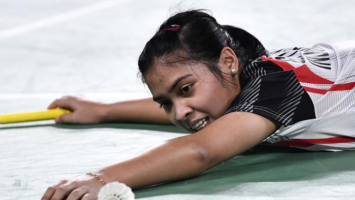 Tunggal putri Indonesia Gregoria Mariska Tunjung tersungkur saat gagal mengejar kok dari tunggal putri Belgia Lianne Tan dalam penyisihan Grup M Olimpiade Tokyo 2020 di Musashino Forest Sport Plaza, Tokyo, Jepang, Rabu (28/7/2021). Gregoria lolos ke babak 16 besar setelah menundukkan Lianne Tan dengan skor 21-11, 21-17. ANTARA FOTO/Sigid Kurniawan/rwa.