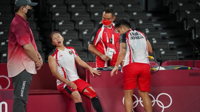 Greysia Polii/Apriyani Rahayu melaju ke semifinal Olimpiade Tokyo 2020 bulutangkis ganda putri. Mereka menang atas Du Yue/Li Yinhui 21-15, 20-22, dan 21-17.Rahayu melaju ke semifinal Olimpiade Tokyo 2020 bulutangkis ganda putri. Mereka menang atas Du Yue/Li Yinhui 21-15, 20-22, dan 21-17.