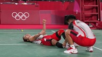  Apriyan Rahayu membantu Greysia Polii yang sempat mengalami cidera kaki namun mereka bisa bangkit dan terus bertanding melawan DU Yue Du/Yin Hui Li dari China. Perlawanan sengit didapat oleh Greysia/Apriyani dari Yue/Yinhui.