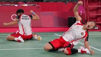 Greysia Polii/Apriyan Rahayu melakukan selebrasi setelah menang melawan Yue Du/Yin Hui Li dari China pada pertandingan bulu tangkis perempat final ganda putri.