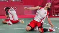 Pertandingan berjalan seru, pasangan China itu mengejar Greysia/Apriyani di kedudukan 7-7. Saat interval, Greysia/Apriyani unggul 11-10.  