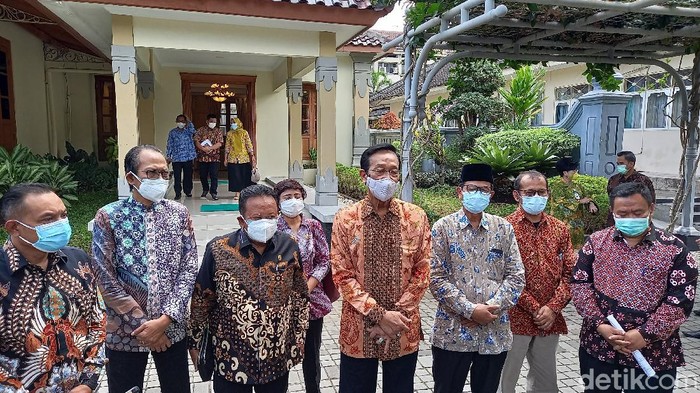 Gubernur DIY Sri Sultan Hamengku Buwono X  dan pimpinan DPRD DIY di Kompleks Kepatihan, Kantor Gubernur DIY, Kamis (29/7/2021).